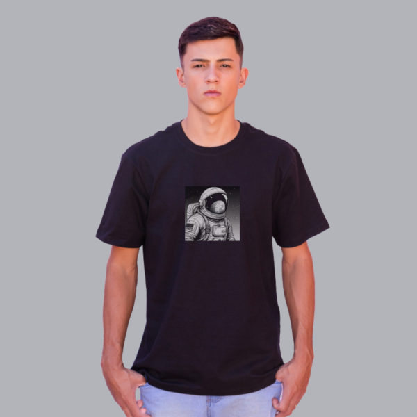 camiseta astronauta preta em malha de algodão